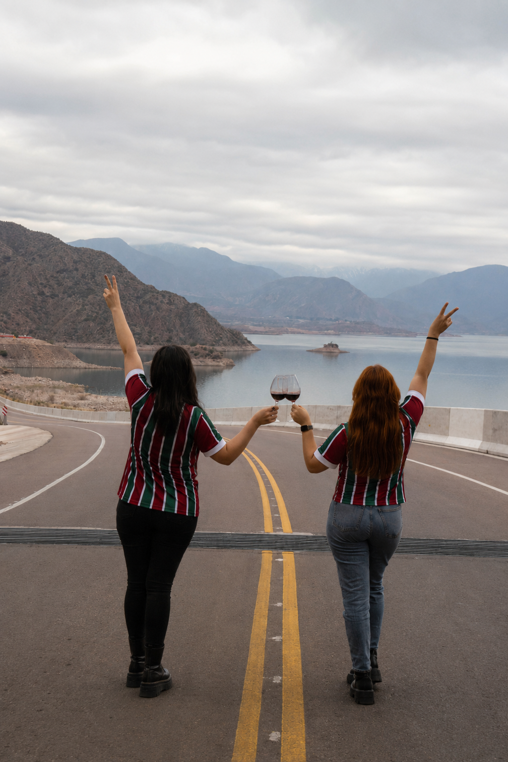 Torcedoras do Fluminense brindando com vinho frente à Cordilheira dos Andes em Mendoza